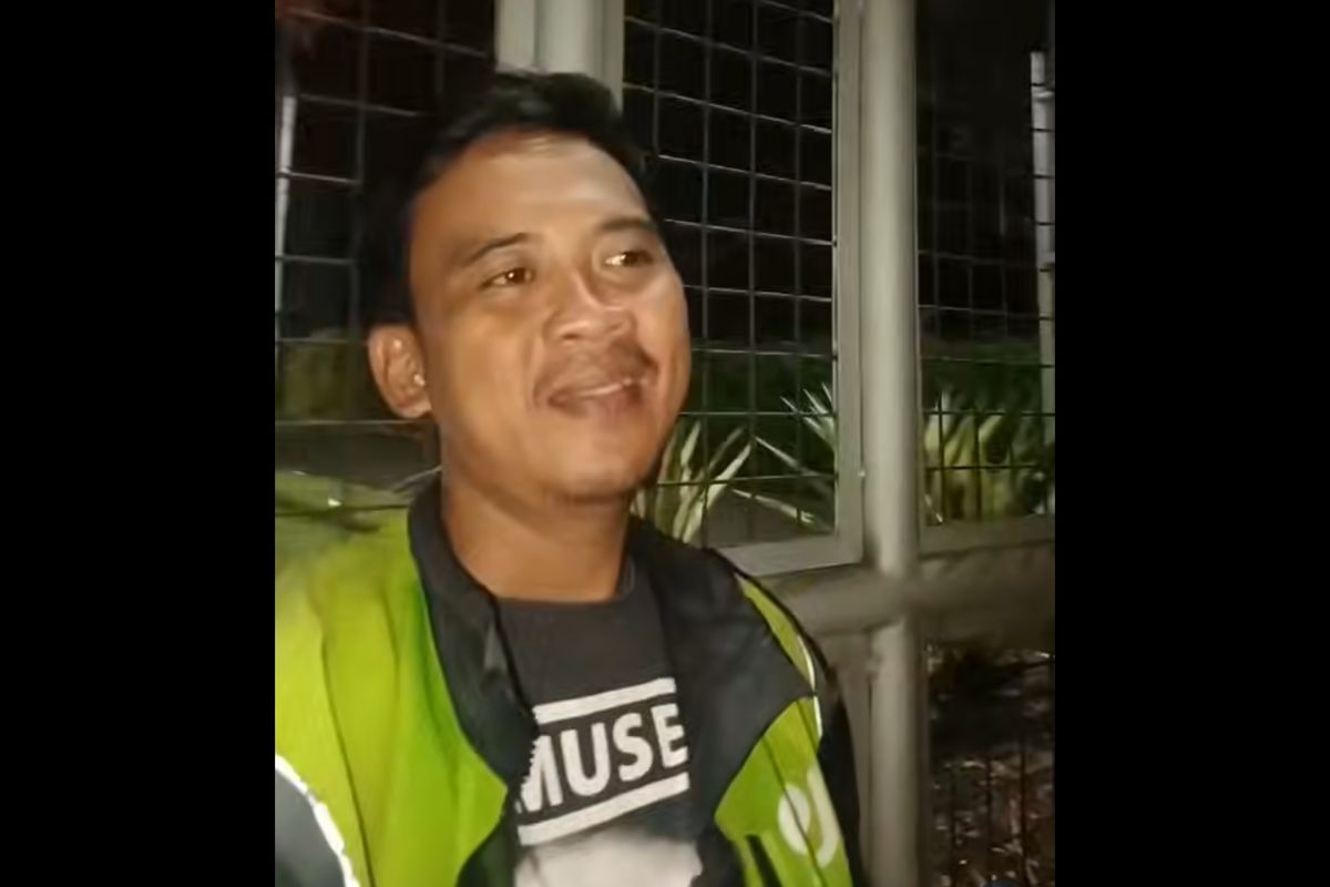 Seorang driver ojek online bernama Chandra Setiawan mendadak viral di media sosial setelah videonya menyanyikan lagu 'Starlight' dari luar area konser band rock asal Inggris, Muse, tersebar luas.