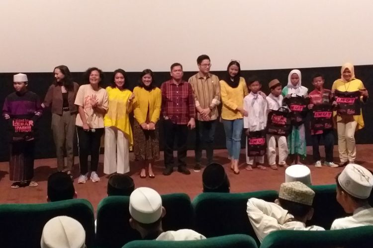 Milenial Partai Golkar menggelar nonton bareng film Bebas bersama 100 anak yatim di Jakarta, Jumat (25/10/2019). Acara nobar tersebut dihadiri produser sekaligus penulis naskah film Bebas, Mira Lesmana. 