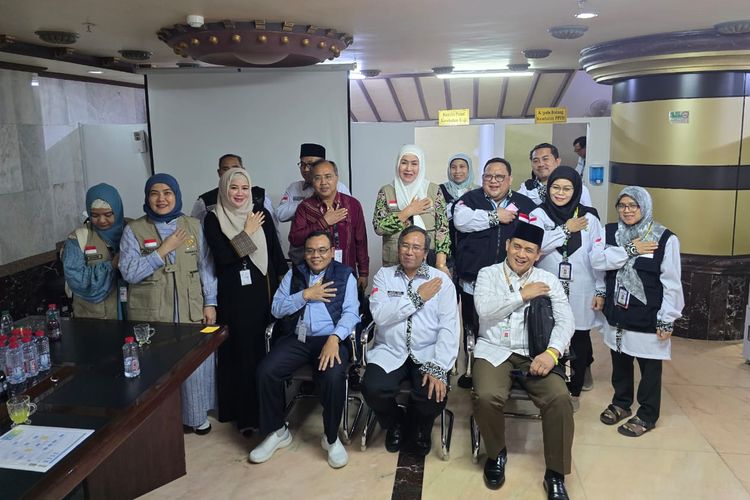 Anggota Tim Pengawas Haji Dewan Perwakilan Rakyat (DPR) Republik Indonesia (RI) berfoto bersama usai sidak ke layanan kesehatan jemaah haji Indonesia di Mekkah, Arab Saudi, Selasa (11/6/2024).