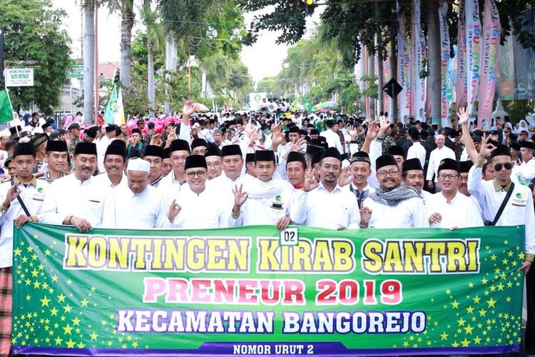 Sepuluh ribu santri Banyuwangi mengikuti kirab dalam rangka Hari Santri Nasional (HSN) 2019 dengan rute Pemda Banyuwangi hingga Taman Blambangan, Banyuwangi, Jawa Timur, Selasa  (22/10/2019).