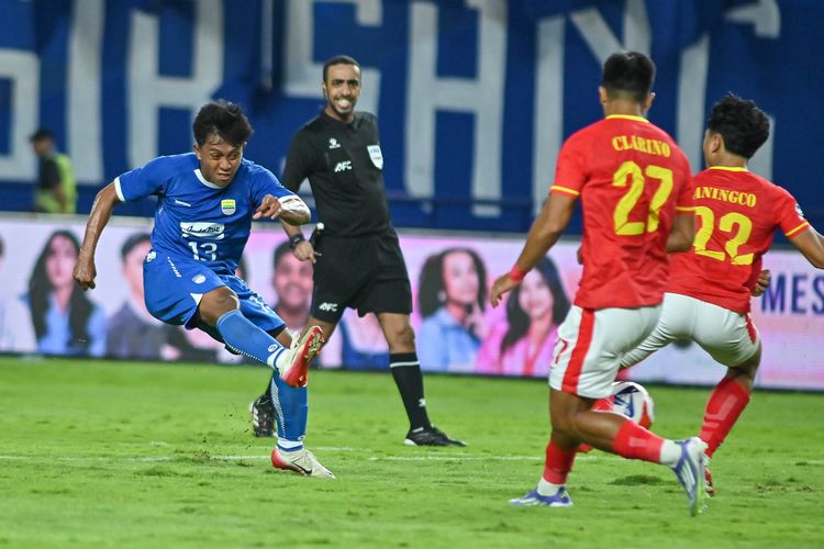 Aksi winger Persib Bandung Febri Hariyadi melepaskan tendangan yang masih diblok pertahanan lawan Manila Digger FC dalam pertandingan play off AFC Champions League Two (ACL 2) 2025-2026, Rabu (13/8/2025) di Stadion Gelora Bandung Lautan Api (GBLA). 