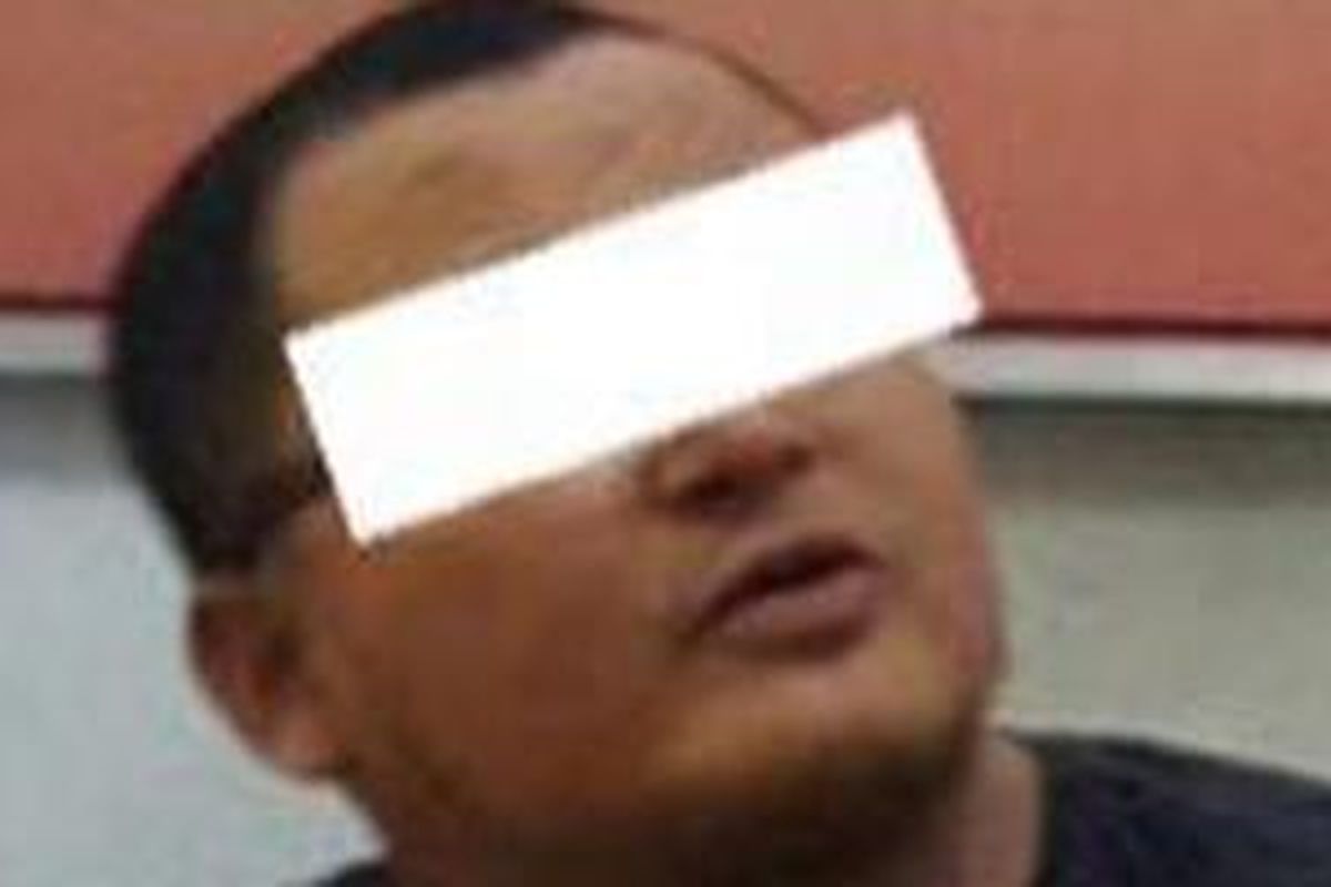 A alias AS, tersangka tindak pidana perdagangan orang (trafficker) dalam kasus prostitusi yang melibatkan artis NM alias Nikita Mirzani dan PR alias Puty Revita. 