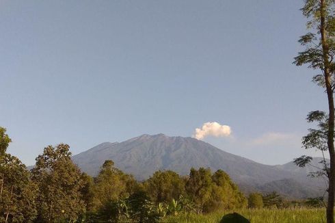 Gunung Raung Keluarkan Asap Putih Setinggi 400 Meter, Status Masih Level I