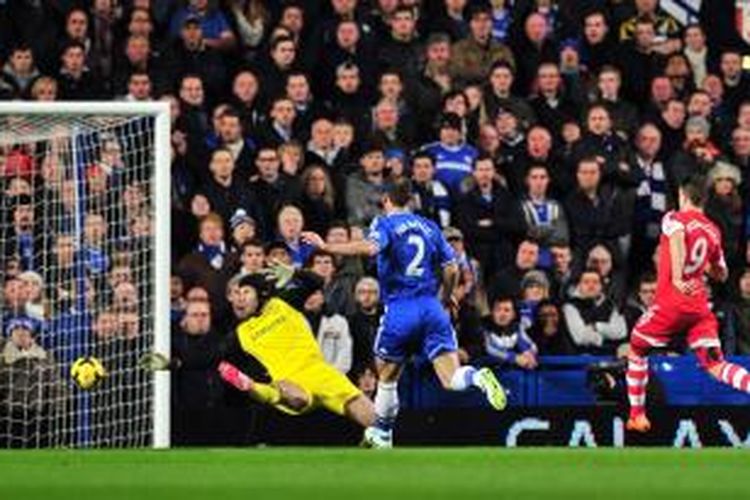 Pemain Southampton, Jay Rodriguez, saat mencetak gol cepat ke gawang Chelsea pada lanjutan Premier League di Stadion Stamford Bridge, Minggu (1/12/2013). 