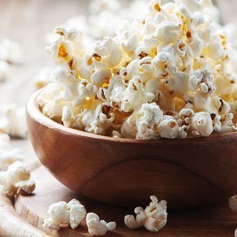 Popcorn tanpa mentega hanya mengandung sekitar 31 kalori dan dapat dijadikan camilan rendah kalori yang baik dikonsumsi ketika diet.