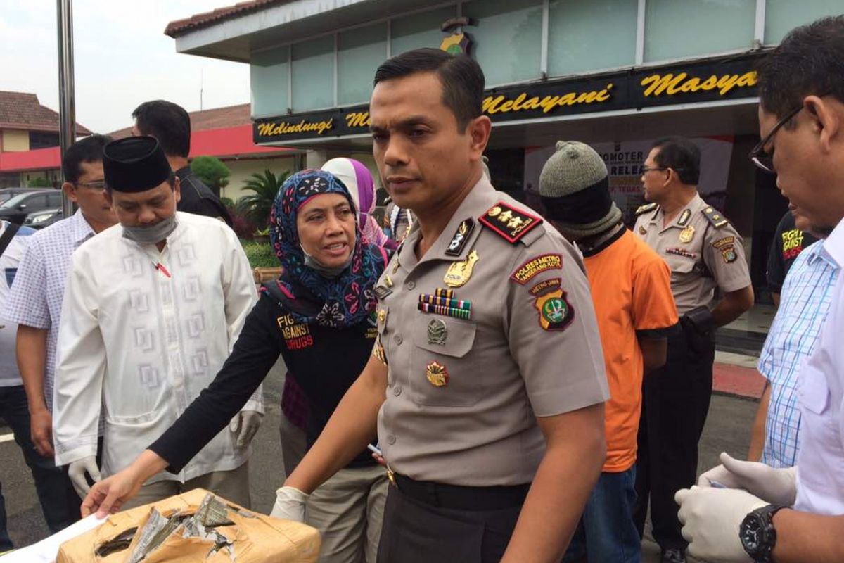 Wakapolres Metro Tangerang AKBP Erwin Kurniawan saat memberi penjelasan mengenai kasus penembakan terhadap Italia Chandra Kirana Putri (22) pada Rabu (14/6/2017).