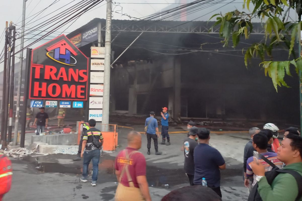 Kebakaran Trans Home Sleman Berlangsung 5 Jam Lebih, Api Menyambar ...