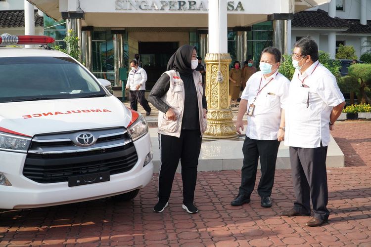 Toyota Indonesia dan Pemda Karawang Hadapi Wabah Covid-19 Bersama Bupati Karawang Cellica Nurrachadiana (tengah) bersama Wakil Presiden Direktur PT Toyota Motor Manufacturing Indonesia (TMMIN) Edward Otto Kanter (kedua kanan) dan Direktur TMMIN Bob Azam (kanan), serta pejabat TNI serta Polri Karawang di depan Kijang Innova Ambulance pada acara penyerahan secara simbolis donasi penanggulangan wabah Covid-19 dari Toyota Indonesia kepada Pemda Karawang, di Karawang, Jawa Barat, Selasa (9/6). Selain donasi 2 unit Kijang Innova Ambulance dan dan 3.000  alat pelindung diri (APD),  Toyota Indonesia sebelumnya pada Mei 2020 juga telah menyerahkan 9,5 ton beras sebagai wujud peran aktif berkolaborasi dalam penanggulangan menghadapi wabah Covid-19 bersama
Pemda Karawang.