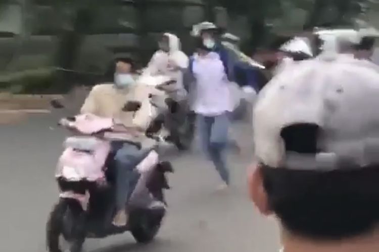 Tawuran pelajar terjadi di Jalan Raya Lenteng Agung dekat Gang Harapan, Lenteng Agung, Jagakarsa, Jakarta Selatan pada Senin (4/10/2021) sore.