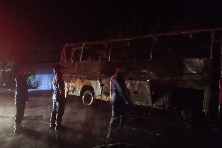Petugas berusaha memadamkan kebakaran bus pariwisata di Jalan Raya Denpasar - Gilimanuk di wilayah Desa Gunbrih, Kecamatan Pekutatan, Kabupaten Jembrana, Provinsi Bali.
