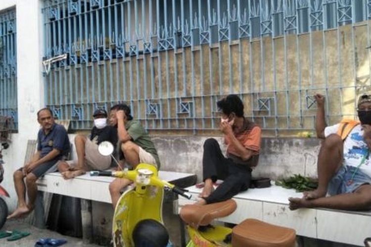 Warga masih terlihat berkerumun di salah satu pemukiman di kota Semarang 