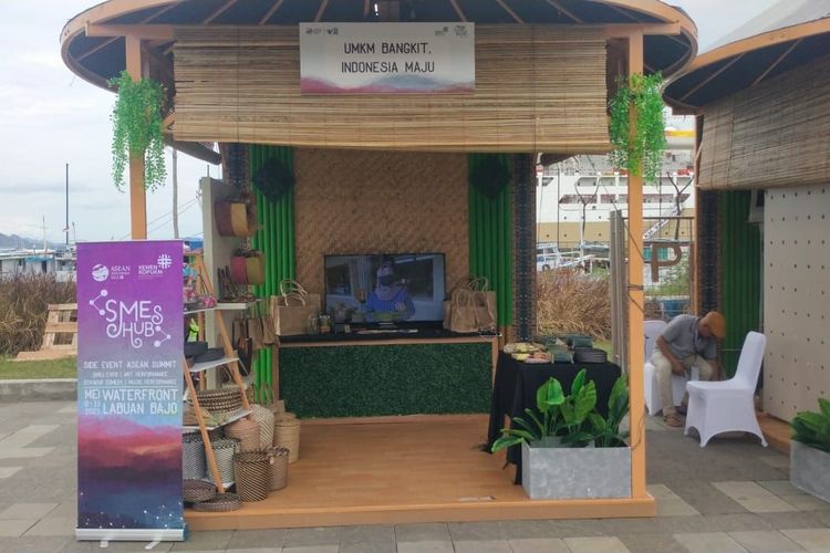 Cocos Trisada dari Iranty Design, pelaku UMK dari Kebumen, Jawa Tengah, yang turut hadir di ajang KTT ASEAN 2023 dengan aneka produk kerajinannya. Cocos Trisada merupakan pelaku UMK binaan Kementerian Koperasi dan UKM (KemenKopUKM) memproduksi kerajinan dari bahan bambu, eceng gondok, dan mendong (semacam rumput liar) bersama masyarakat yang tergabung dalam kelompok perajin.