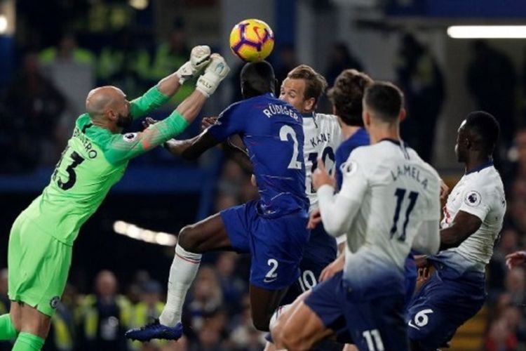 Aksi Willy Caballero menyelamatkan gawangnya pada pertandingan Chelsea vs Tottenham Hotspur di Stadion Stamford Bridge dalam lanjutan Liga Inggris, 27 Februari 2019. 