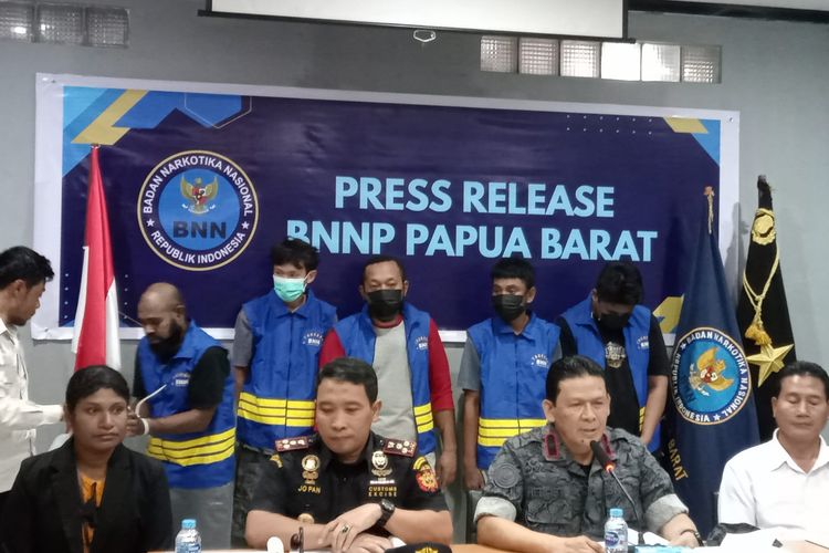 Kepala BNN didampingi Kepala Bea Cukai, perwakilan Polda Papua barat dan YLBH menggelar konferensi pers penangkapan narkotika jenis ganja 