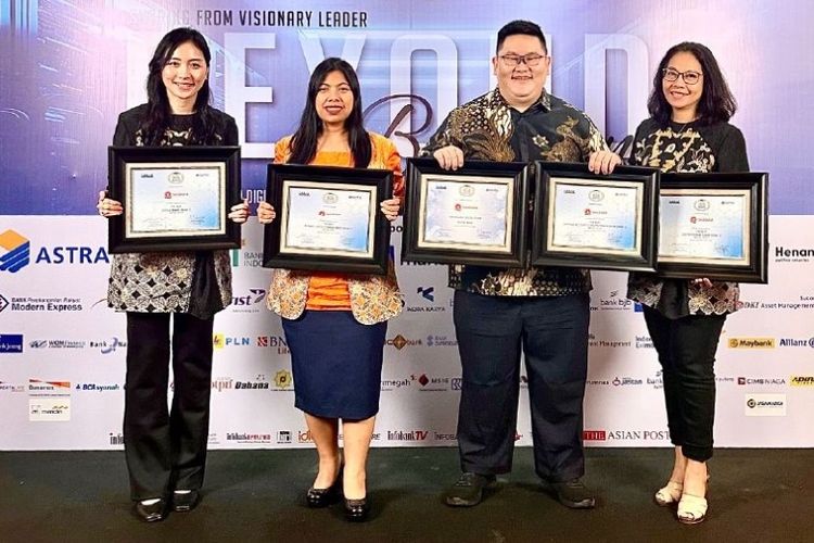 Jajaran Direksi SeaBank menerima penghargaan di acara Infobank-Isentia Digital Brand Recognition. 