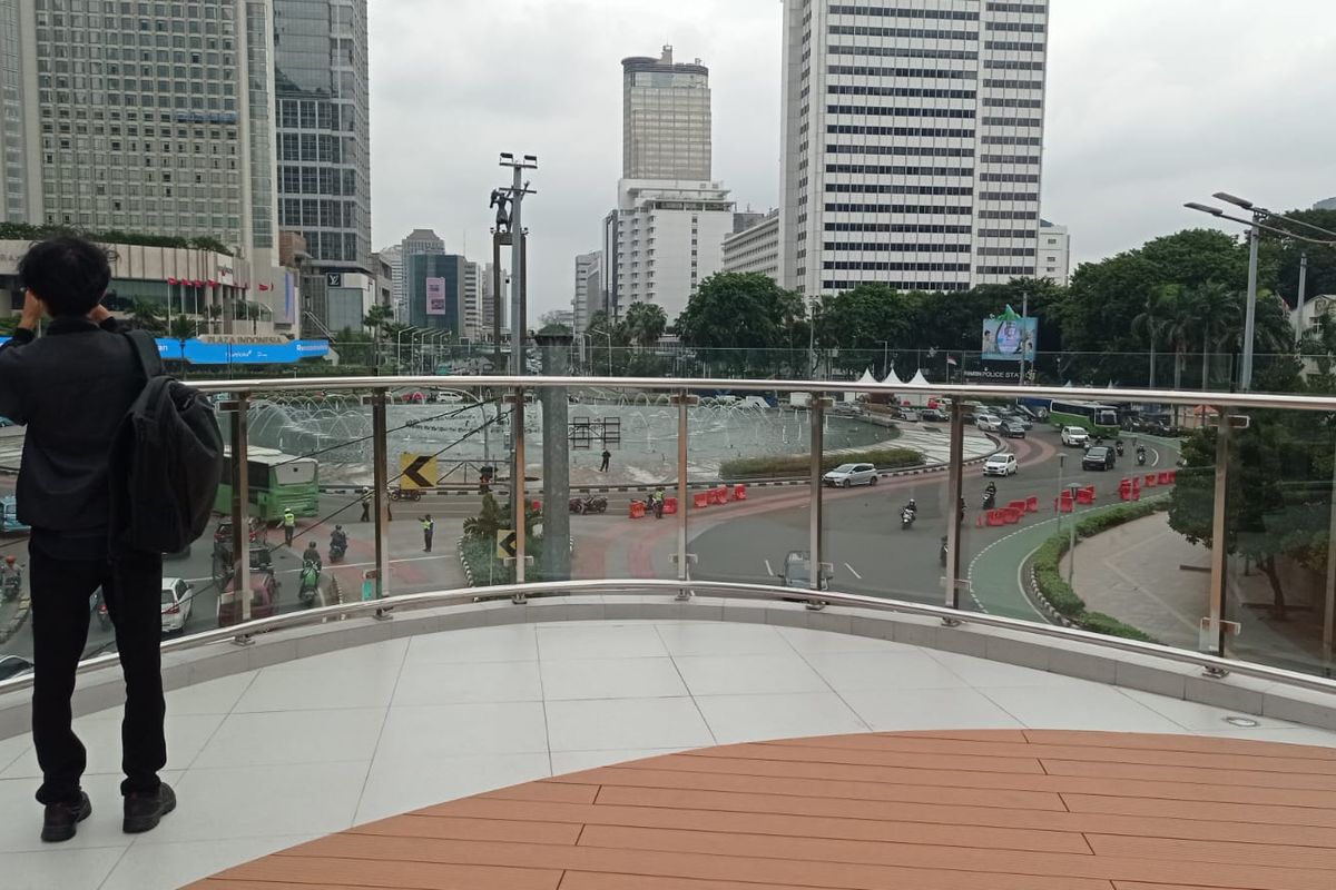Pengunjung memfoto Monumen Selamat Datang dari Halte Tosari di Jakarta Pusat, Rabu (28/12/2022).