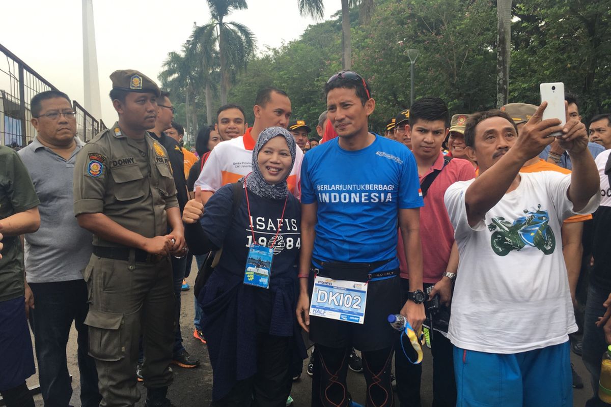 Wakil Gubernur DKI Jakarta Sandiaga Uno selesai mengikuti Jakarta Marathon 2017 di Monumen Nasional, Jakarta, Minggu (29/10/2017).