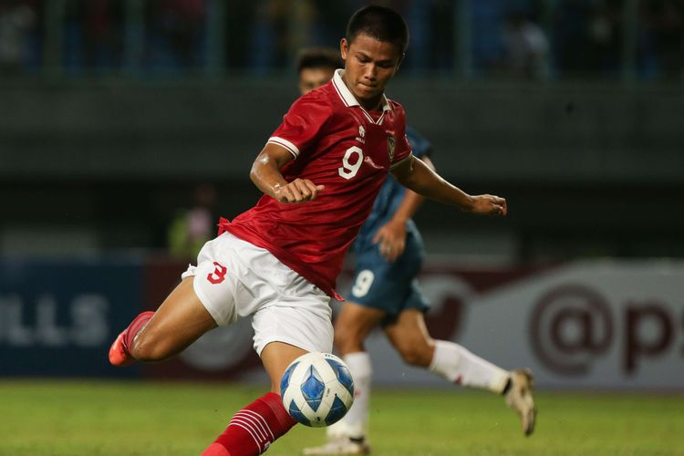 Pemain timnas U19 Indonesia Hokky Caraka menggiring bola saat bertanding melawan Brunei pada laga lanjutan Grup A Piala AFF U19 2022 yang digelar di Stadion Patriot Candrabhaga, Bekasi, Senin (4/7/2022). Indonesia unggul 7-0 atas Brunei.