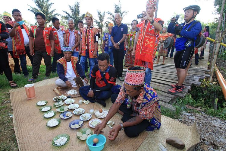 Rangkaian adat penyambutan yang dilakukan oleh tetua adat yang menyambut para peserta Bersepeda di Jantung Borneo, Kalimantan Barat, Sabtu (28/10/2017). Perhelatan Bersepeda di Jantung Borneo diselenggarakan bertepatan dengan agenda besar Festival Danau Sentarum Betung Kerihun, memadukan olahraga dan ekowisata serta mengajak masyarakat menyadari lebih dalam arti dari konservasi.