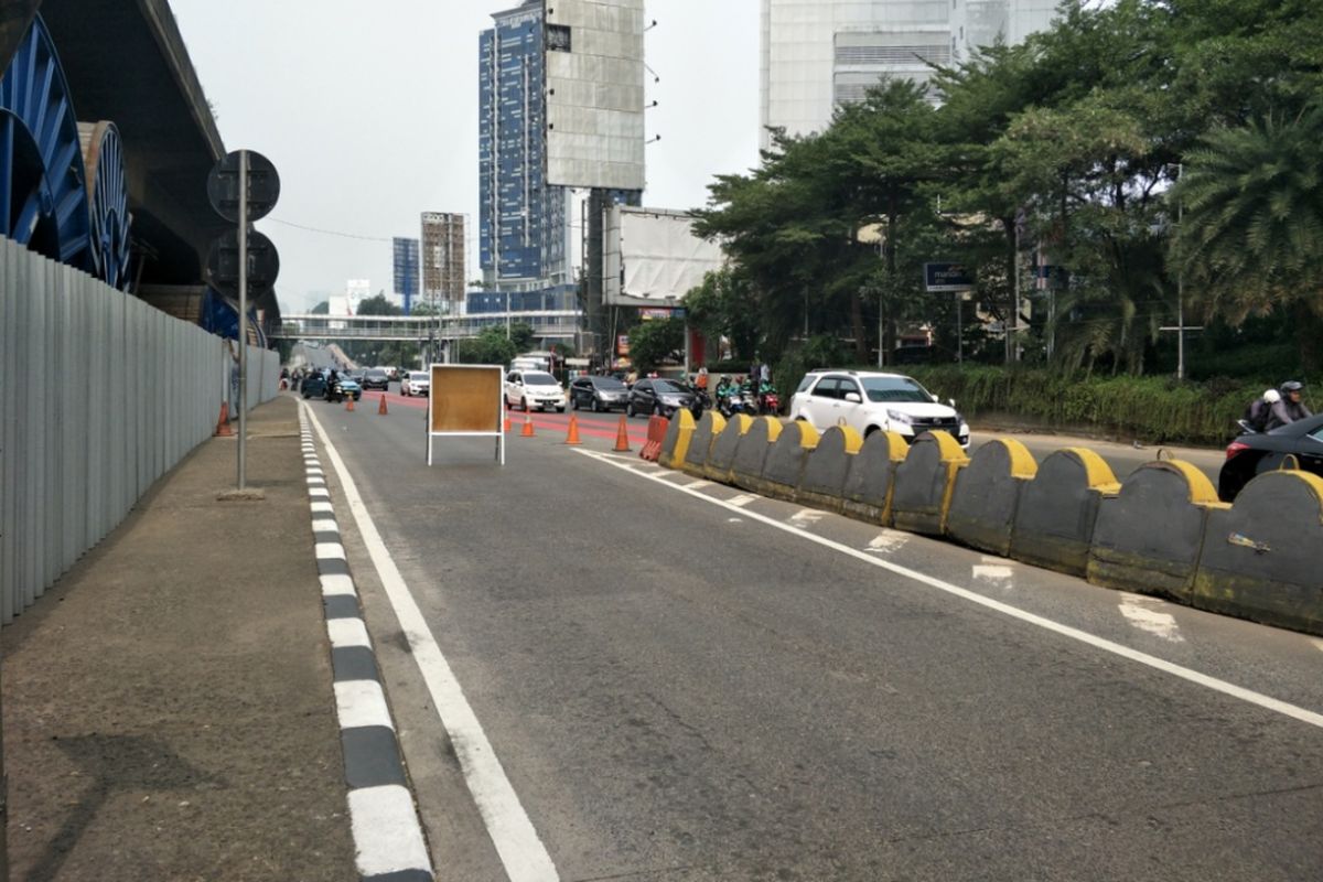 Lalu lintas di sekitar Gerbang Tol Slipi 1 lancar saat dilakukan simulasi penutupan gerbang tol,  Rabu (1/8/2018).
