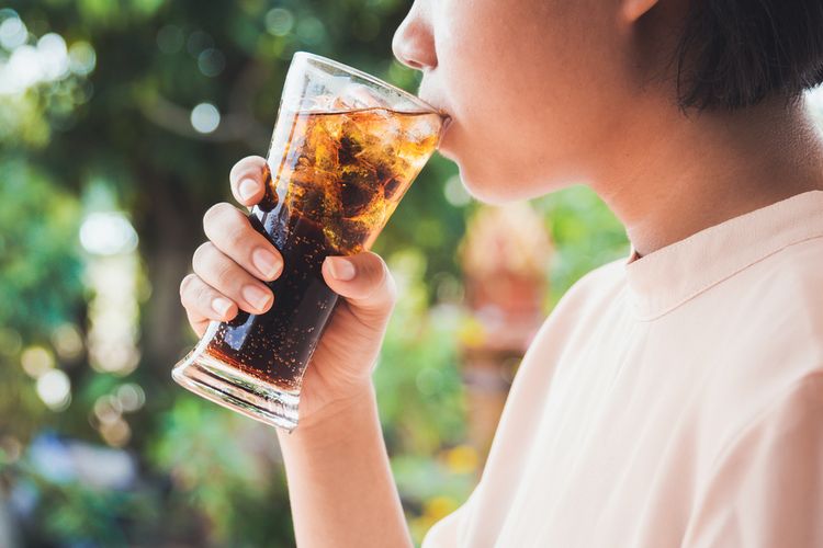 Ilustrasi minum soda. Soda termasuk minuman terburuk yang harus Anda hindari untuk mengontrol kadar gula darah. Selain soda, Anda juga perlu menghindari minuman berenergi dan jus buah berpemanis.