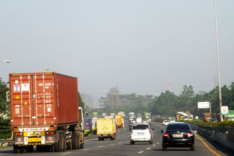 Arus lalu lintas di ruaa tol Tangerang-Meraj