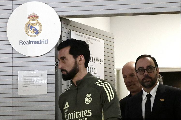 Pelatih baru Real Madrid Alvaro Arbeloa tiba untuk menjalani konferensi pers di Real Madrid Sports City di Valdebebas, di pinggiran Madrid, pada 13 Januari 2026. Real Madrid menunjuk Alvaro Arbeloa sebagai pelatih baru pada 12 Januari 2026 setelah Xabi Alonso meninggalkan klub dengan persetujuan bersama, sehari setelah tim kalah di final Piala Super Spanyol melawan rival Barcelona, lapor AFP. (Foto oleh Oscar DEL POZO / AFP)