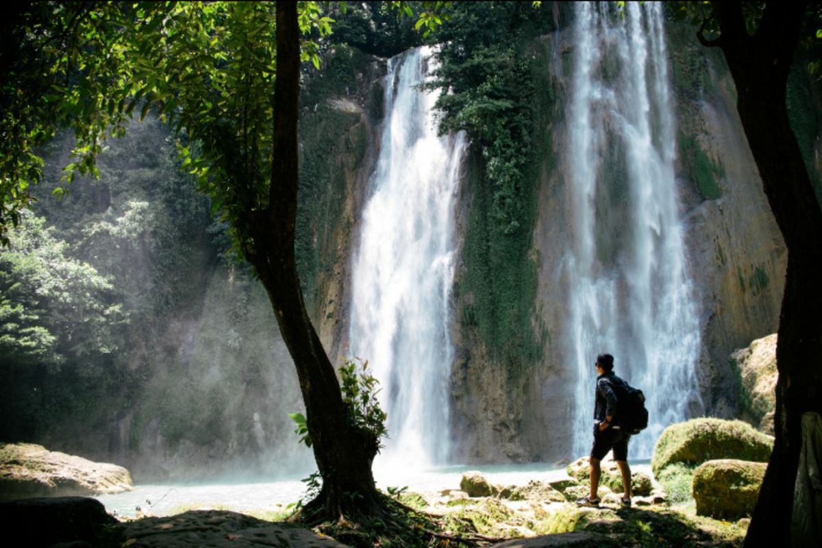 Salah seorang wisatawan saat menikmati air terjun atau Curug Cikaso.