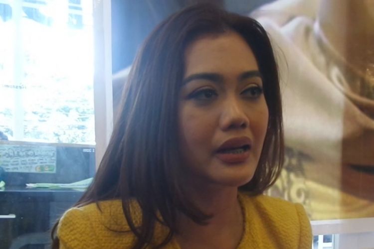 Adik Julia Perez, Nia Anggia, diwawancara di Warung Komando, Tebet, Jakarta Selatan, pada Kamis (13/4/2017) sore.