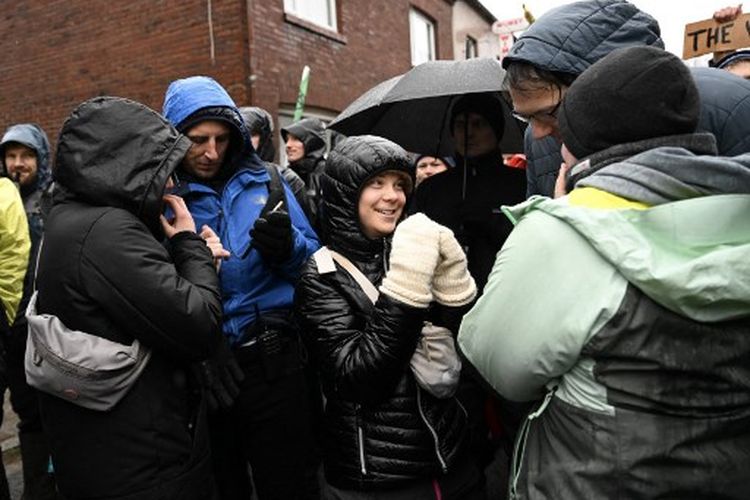 Aktivis Iklim Swedia Greta Thunberg (tengah) menghadiri protes besar-besaran untuk menghentikan pembongkaran desa Luetzerath untuk membuka jalan bagi perluasan tambang batu bara terbuka pada 14 Januari 2023. Dalam operasi yang diluncurkan awal pekan ini, ratusan polisi telah bekerja untuk menghapus aktivis, yang telah menduduki dusun Luetzerath di Jerman barat. 
