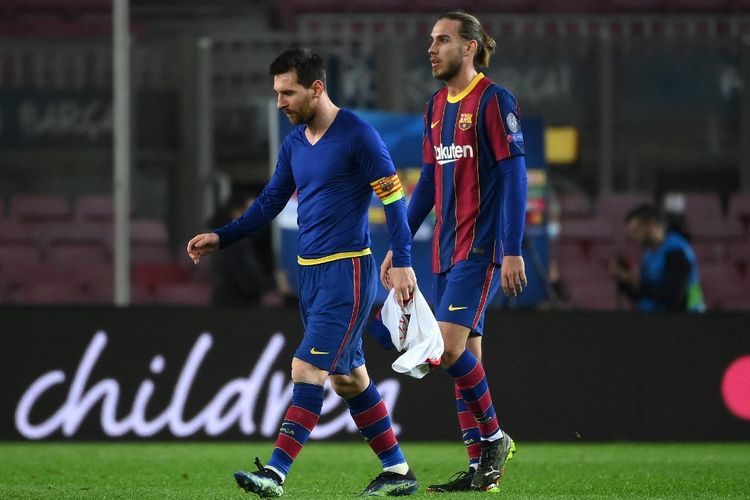 Ekspresi Lionel Messi ketika meninggalkan rumput lapangan Camp Nou seusai laga Liga Champions antara Barcelona dan PSG pada Rabu (17/2/2021) dini hari WIB.