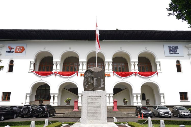 Bangunan Pos Indonesia Cilaki, Bandung ini dibangun sejak tahun 1920. Bangunan ini menyimpan banyak kisah sejarah dan heroik masyarakat Indonesia. 