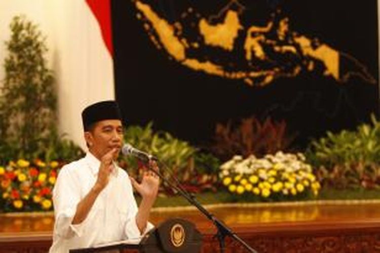 Presiden Joko Widodo menjawab sejumlah pertanyaan wartawan istana kepresidenan dalam acara berbuka bersama di Istana Negara, Jakarta, Senin (6/7/2015). Acara ini juga dihadiri oleh sejumlah menteri Kabinet Kerja dan diisi dengan shalat berjamaah dengan wartawan.