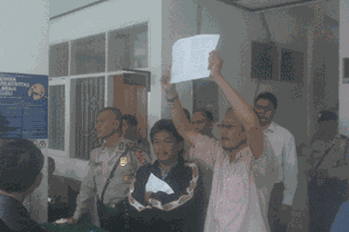 Puluhan wali murid berunjuk rasa di Dinas Pendidikan Surabaya, Kamis (9/7). Mereka menuntut Dinas Pendidikan Surabaya mengubah mekanisme pengisian bangku kosong di sekolah negeri di Surabaya. Protes sudah dilakukan sejak Selasa lalu.