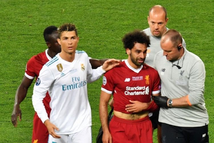 Cristiano Ronaldo mencoba menghibur Mohamed Salah yang mengalami cedera pada laga final Liga Champions di Kiev, 26 Mei 2018. 