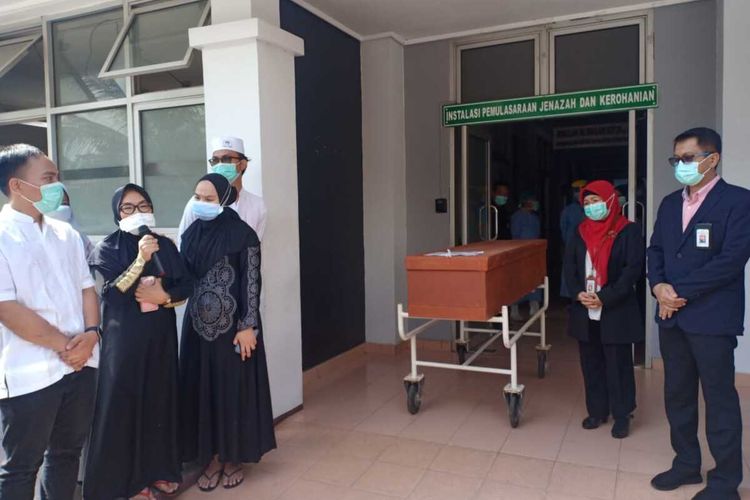 Pelepasan jenazah I Wayan Sukanata, seorang tenaga medis di Rumah Sakit Muhammad Hoesin (RSMH) Palembang,Sumatera Selatan yang meninggal dunia usai delapan hari dirawat karena terpapar Covid-19, Rabu (23/9/2020).