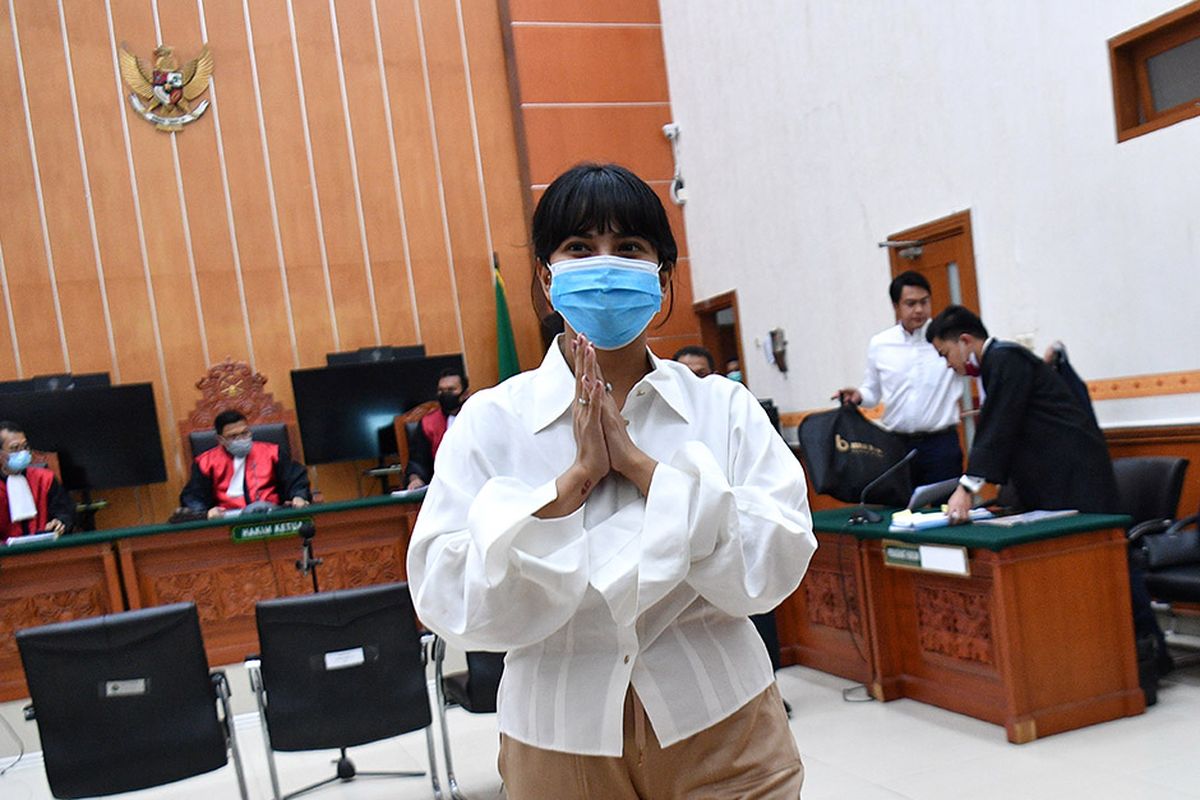 Terdakwa kasus penyalahgunaan obat golongan psikotropika Vanesza Adzania alias Vanessa Angel memberi salam usai mengikuti sidang perdana di Pengadilan Negeri Jakarta Barat, Jakarta, Senin (31/8/2020). Vanessa Angel didakwa atas kepemilikan psikotropika golongan IV yaitu 20 pil xanax.