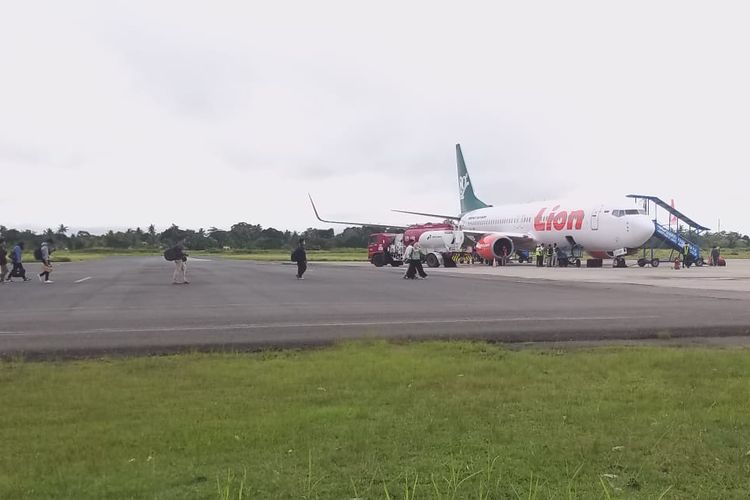 Penumpang tujuan Makassar saat berjalan menuju pesawat Lion Air JT-3953 di Bandara Mopah, Merauke, Papua Selatan, Jumat (27/1/2023)