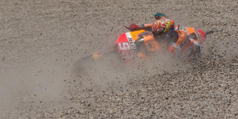 Pebalap Repsol Honda asal Spanyol, Marc Marquez, terjatuh di gravel saat menjalani balapan GP Catalunya di Sirkuit de Barcelona, Minggu (14/6/2015).