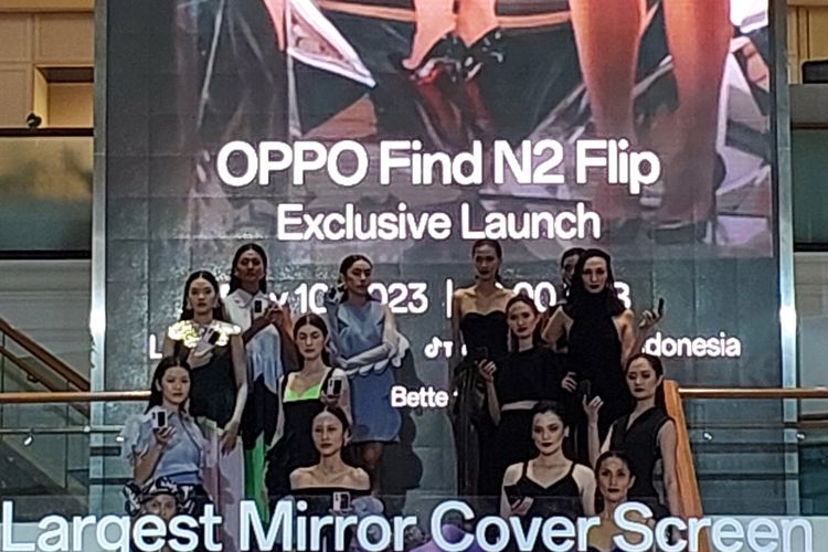 Suasana fashion show dalam acara peluncuran Oppo Find N2 Flip di La Moda, Plaza Indonesia, Jakarta