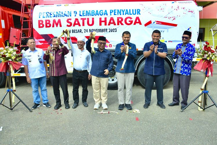 Anggota Komite Badan Pengatur Hilir Minyak dan Gas Bumi (BPH Migas) Abdul Halim dan Harya Adityawarman meresmikan penyalur BBM Satu Harga yang mewakili cluster Sumatera di Terminal Bahan Bakar Minyak (TBBM) Krueng Raya Kecamatan Masjid Raya, Kabupaten Aceh Besar, Provinsi Aceh, Jumat (24/11/2023). 