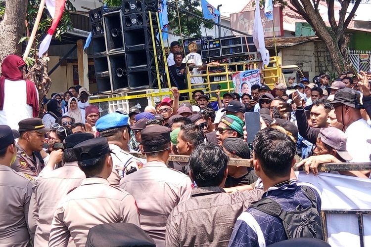 Situasi Memanas di Pengadilan Tipikor Semarang: Massa Pendukung Bupati Pati Sudewo Mulai Dorong Pagar