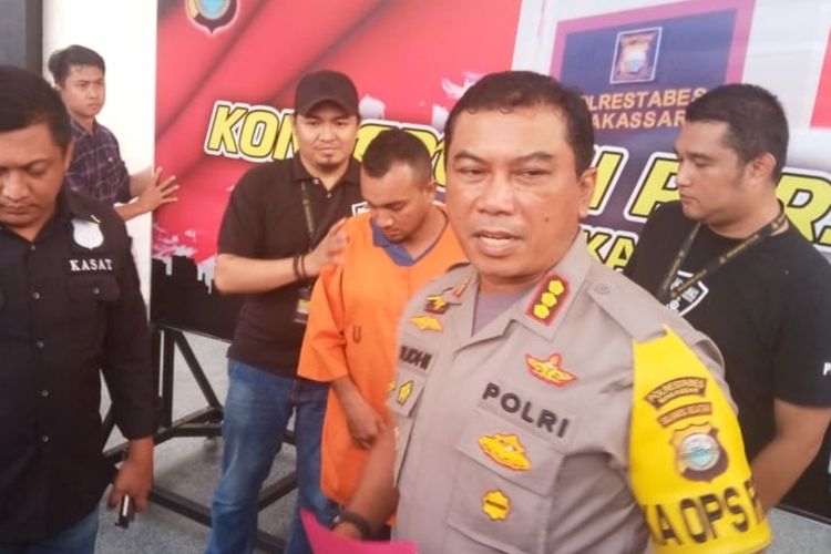 Muhammad Azmi Bin Abdullah (35), WN asal Malaysia yang diamankan anggota  Satreskrim Polrestabes Makassar atas kasus skimming di Jalan Penghibur, Makassar, Sulawesi Selatan, Jumat (27/12/2019).