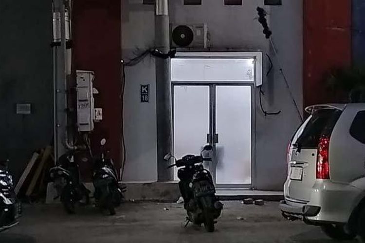 Lokasi tempat produksi oli palsu di Pergudangan Legundi Bussiness Park Gresik. 
