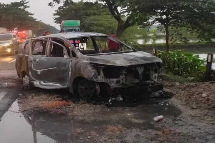 Bangkai mobil kijang innova yang terbakar di jalan raya Tuban - Babat di Desa Widang, Kecamatan Widang, Kabupaten Tuban, Jawa Timur. Sabtu (23/4/2022).