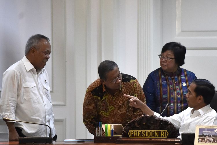 Presiden Joko Widodo (kanan) berbincang dengan Menko Perekonomian Darmin Nasution (kedua kiri), Menteri PUPR Basuki Hadimuljono (kiri), dan Menteri LHK Siti Nurbaya (kedua kanan) sebelum rapat terbatas tentang penanggulangan bencana kekeringan di Kantor Kepresidenan, Jakarta, Selasa (12/9). Presiden mempersiapkan langkah-langkah untuk menanggulangi masalah kekeringan. ANTARA FOTO/Rosa Panggabean/ama/17. 
