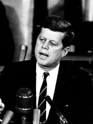 Presiden ke-35 Amerika Serikat, John F Kennedy berpidato di hadapan Kongres pada Mei 1961 saat mengajukan rencana misi pendaratan ke Bulan.