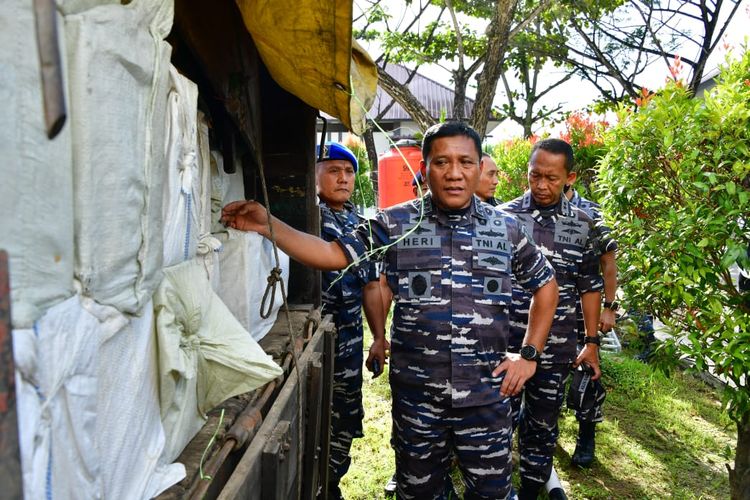 Wakil Kepala Staf Angkatan Laut (Wakasal) Laksamana Madya Ahmadi Heri Purwono menunjukkan barang bukti penyelundupan minuman keras (miras) dari Malaysia ke Indonesia senilai Rp 8,8 miliar.