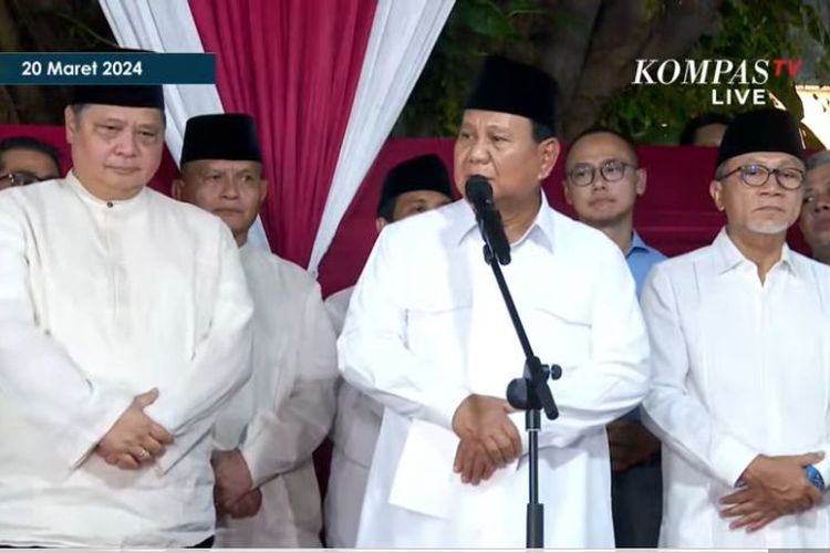 Calon presiden (capres) nomor urut 2 Prabowo Subianto (tengah) dalam konferensi pers di kediamannya, Jalan Kertanegara, Kebayoran Baru, Jakarta Selatan, Rabu (20/3/20224) malam.