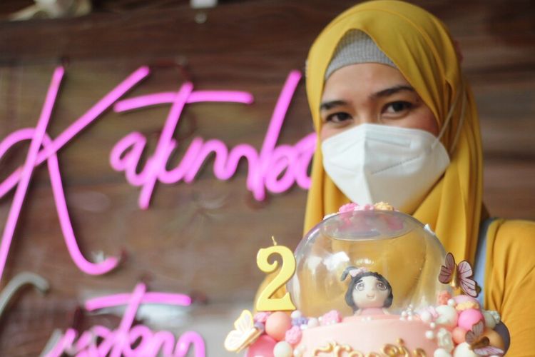 Noviana (33), pembuat costum cake asal Cianjur, Jawa Barat, memperlihatkan salah satu kue karakter hasil kreasinya.